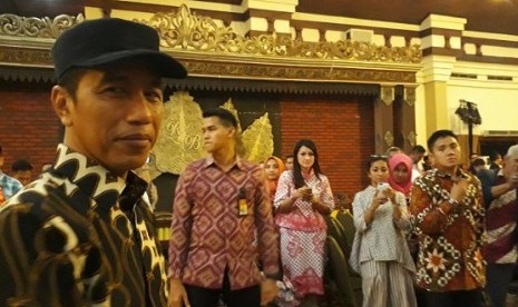 Presiden Joko Widodo secara langsung meninjau persiapan pernikahan putrinya Kahiyang Ayu di Graha Saba Buwana, Senin (6/11) malam 