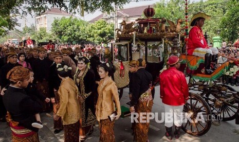 Presiden Joko Widodo sekeluarga turun dari kereta kencana saat akan melaksanakan prosesi ijab dan resepsi pernikahan Kahiyang Ayu-Bobby Nasution di Graha Saba Buana, Solo, Jawa Tengah, Rabu (8/11). 