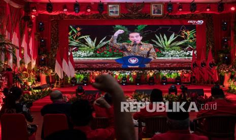 Presiden Joko Widodo tampil di layar saat menyampaikan sambutan dalam peringatan HUT Ke-49 PDIP di kantor DPP PDIP, Jakarta Pusat, Senin (10/1/2022). Berdasarkan survei terbaru Median, efek Jokowi sangat besar terhadap tingginya elektabilitas PDIP.