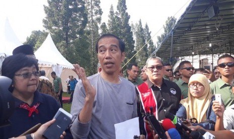 Presiden Joko Widodo (tengah)