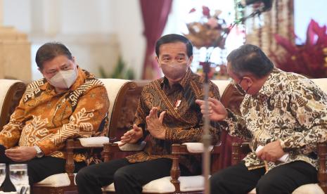 Presiden Joko Widodo (tengah) berbincang dengam Gubernur BI Perry Warjiyo (kanan) dan Menko Perekonomian Airlangga Hartarto saat pembukaan Rapat Koordinasi Nasional (Rakornas) Pengendalian Inflasi tahun 2022 di Istana Negara, Jakarta, Kamis (18/8/2022). Dalam Rakornas tersebut Gubernur Bank Indonesia (BI) Perry Warjiyo memperkirakan inflasi bisa berisiko lebih tinggi dari batas atas sasaran 3 persen, plus minus 1 persen hingga akhir tahun yang disebabkan oleh masih tingginya harga pangan dan energi global, gangguan cuaca, serta kesenjangan pasokan antarwaktu dan antardaerah. 