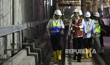 Presiden Joko Widodo (tengah) berbincang dengan Gubernur DKI Jakarta Anies Baswedan (kiri) saat meninjau proyek MRT di Stasiun Bundaran Hotel Indonesia, Jakarta, Rabu (7/3). 