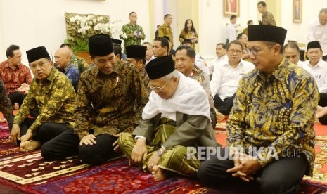 Presiden Joko Widodo (tengah) berbincang dengan Ketua MUI KH Maruf Amin saat buka bersama jajaran kabinet kerja di Istana Bogor, Jawa Barat, Senin (29/5). 