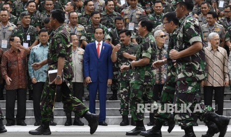 Presiden Joko Widodo (tengah) berbincang dengan mantan Wakil Presiden Try Sutrisno (kedua kanan), Menkopolhukam Wiranto (ketiga kiri), Kapolri Jenderal Pol Tito Karnavian (kedua kiri) dan Panglima TNI Marsekal TNI Hadi Tjahjanto (kanan) usai Rapat Pimpinan Tentara Nasional Indonesia (TNI) dan Polri Tahun 2019 di Kompleks Istana Kepresidenan, Jakarta, Selasa (29/1/2019). 