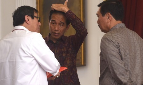 Presiden Joko Widodo (tengah) berbincang dengan Menkumham Yasonna Laoly (kiri)