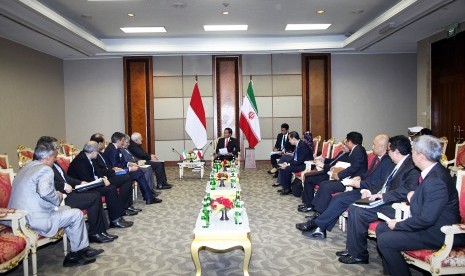 Presiden Joko Widodo (tengah) berbincang dengan Menlu Iran Mohammad Javad Zarif (ketujuh kiri) bersama delegasi dalam pertemuan bilateral di sela-sela KTT Luar Biasa ke-5 OKI di JCC, Jakarta, Senin (7/3).