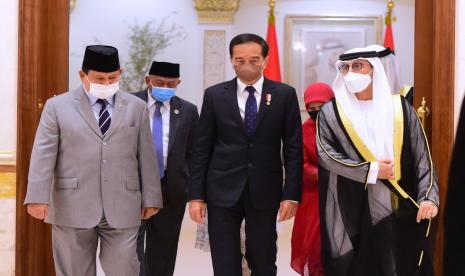 Presiden Joko Widodo (tengah) berbincang dengan Menteri Pertahanan Prabowo Subianto (kiri) dan Menteri Energi dan Infrastruktur UEA Suhail Mohammed Al Mazroei (kanan) setibanya di Abu Dhabi, Uni Emirat Arab (UEA), Jumat (1/7/2022).