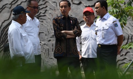 Presiden Joko Widodo (tengah) berbincang dengan Menteri PUPR Basuki Hadimuljono (kiri), Menteri Sosial Agus Gumiwang (kedua kiri), Mensesneg Pratikno (kedua kanan) dan Gubernur DKI Jakarta Anies Baswedan saat meninjau fasilitas umum untuk masyarakat berkebutuhan khusus di Kompleks Gelora Bung Karno, Senayan, Jakarta, Selasa (16/10/2018). 