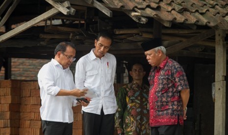 Presiden Joko Widodo (tengah) berbincang dengan Menteri Sekertaris Negara Pratikno (kiri) dan Menteri PUPR Basuki Hadimuljono (kanan) tentang persiapan pernikahan Kahiyang Ayu-Bobby Nasution di sekitar kediaman pribadi Presiden di Sumber, Solo, Jawa Tengah, Senin (6/11). 