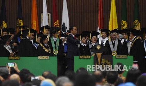 Presiden Joko Widodo (tengah) berbincang dengan para guru besar UI di sela sidang terbuka Dies Natalis UI ke-68 di Balairung Universitas Indonesia, Depok, Jawa Barat, Jumat (2/2).