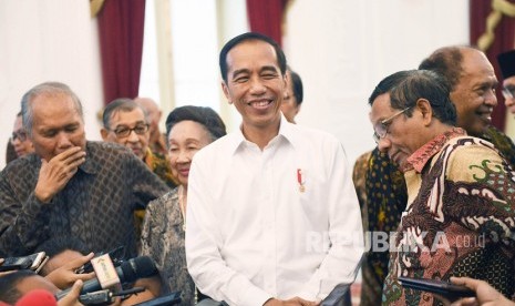 Presiden Joko Widodo (tengah) berbincang dengan sejumlah tokoh dan budayawan usai pertemuan di Istana Merdeka, Jakarta, Kamis (26/9/2019).