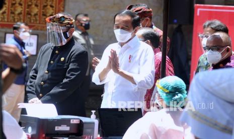 Presiden Joko Widodo (tengah) berbincang dengan tenaga kesehatan saat meninjau proses vaksinasi Covid-19 di Puri Ubud, Gianyar, Bali, beberapa waktu lalu.