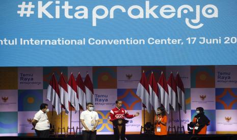 Presiden Joko Widodo (tengah) berdialog dengan perwakilan alumni peserta Kartu Prakerja pada acara Temu Raya #Kitaprakerja di SICC, Sentul, Kabupaten Bogor, Jawa Barat, Jumat (17/6/2022). Menteri Perindustrian Agus Gumiwang Kartasasmita menyatakan, balai-balai pelatihan pekerja yang dimiliki Kemenperin siap mendukung program Kartu Prakerja skema normal yang akan diselenggarakan secara luring atau offline.