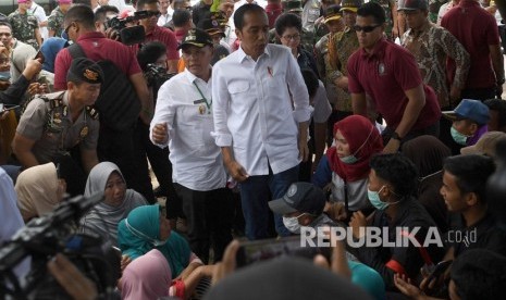 Presiden Joko Widodo (tengah) berdialog dengan warga ketika mengunjungi lokasi terdampak tsunami Selat Sunda di Desa Kunjir, Rajabasa Lampung Selatan, Lampung, Rabu (2/1/2019).