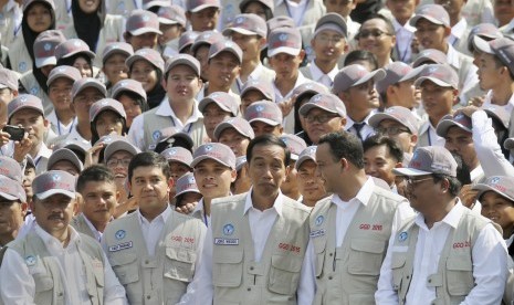 Presiden Joko Widodo (tengah) berdiskusi dengan Mendikbud Anies Baswedan (kedua kanan) didampingi MenPAN-RB Yuddy Chrisnandi (kedua kiri) saat melepas Guru Garis Depan (GGD) di halaman Istana Negara, Jakarta, Senin (25/5).  