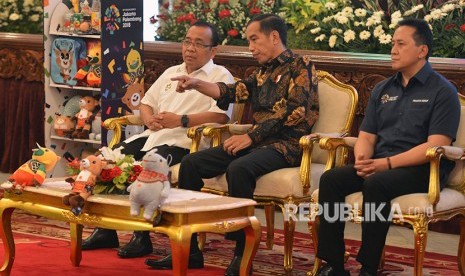 Presiden Joko Widodo (tengah) berdiskusi dengan Mensesneg Pratikno (kiri) dan Kepala Badan Ekonomi Kreatif (Bekraf) Triawan Munaf ketika melakukan pertemuan terkait promosi Asian Games 2018 di Istana Negara, Jakarta, Selasa (5/6).