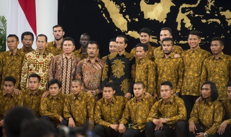 Presiden Joko Widodo (tengah) berfoto bersama dengan Manager berdialog dengan manager, pelatih dan sejumlah pemain Persib Bandung pada acara Silahturahim dengan peserta Turnamen Sepakbola Piala Presiden Tahun 2015 di Istana Negara, Jakarta, Senin (19/10). 