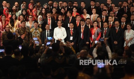 Presiden Joko Widodo (tengah) berfoto bersama sejumlah pengurus dan anggota Badan Pengurus Pusat Himpunan Pengusaha Muda Indonesia (BPP HIPMI) periode 2019-2022 usai acara pelantikan di Jakarta, Rabu (15/1/2020).