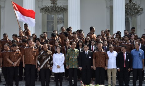 Presiden Joko Widodo (tengah) berfoto bersama usai upacara pelepasan Kontingen Indonesia menuju Olimpiade Rio de Janeiro di halaman Istana Merdeka, Jakarta, Rabu (22/6). 