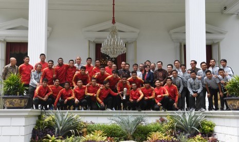 Presiden Joko Widodo (tengah) berfoto dengan pemain Timnas U-22 Indonesia serta ofisial di beranda Istana Merdeka, Jakarta, Kamis (28/2/2019).