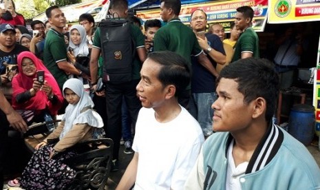 Presiden Joko Widodo tengah beristirahat di depan Gedung DPRD Yogyakarta setelah berjalan pagi di sepanjang Jalan Malioboro, Yogyakarta, Ahad (31/12).