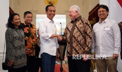 Presiden Joko Widodo (tengah) berjabat tangan dengan CEO Freeport McMoRan Richard Adkerson (kedua kanan) disaksikan Menteri BUMN Rini Soemarno (kiri), Menteri ESDM Ignasius Jonan (kedua kiri) dan Direktur Utama PT Indonesia Asahan Alumunium (Inalum) Budi Gunadi Sadikin seusai memberikan keterangan terkait pelunasan divestasi PT Freeport Indonesia di Istana Merdeka, Jakarta. Foto diambil pada 21 Desember 2018. 