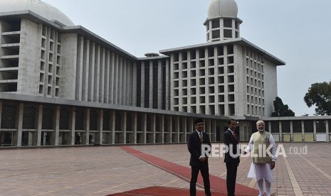 Presiden Joko Widodo (tengah) berjabat tangan dengan PM India Narendra Modi (kanan) disaksikan Wakil Ketua Badan Pelaksana Pengelola Masjid Istiqlal Bahrul Hayat ketika mengunjungi Masjid Istiqlal, Jakarta, Rabu (30/5). 