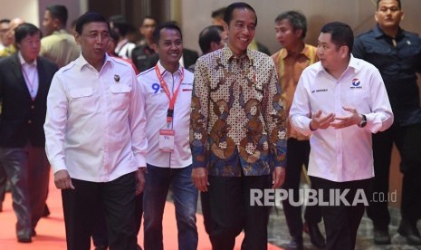 Presiden Joko Widodo (tengah) berjalan bersama Ketua Umum Perindo Hary Tanoesoedibjo (kanan) dan Menko Polhukam Wiranto (kiri) saat menghadiri Rakornas Perindo 2019 di Jakarta, Selasa (19/3/2019).