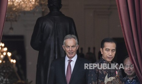 Presiden Joko Widodo (tengah) berjalan bersama mantan perdana menteri Inggris yang juga Executive Chairman Institute for Global Change Tony Blair (kiri) dan CEO SoftBank Masayoshi Son (kanan) saat menyambut kunjungan mereka di Istana Merdeka, Jakarta, Jumat (28/2/2020).  Lebih dari 700 ribu warga Inggris serukan pencabutan gelar ksatria pada Tony Blair. Ilustrasi.