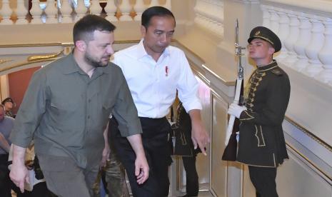 Presiden Joko Widodo (tengah) berjalan bersama Presiden Ukraina Volodymyr Zelenskyy di Istana Maryinsky, di Kyiv, Ukraina, Rabu (29/6/2022). Menhan Ukraina: Perang Dunia III Sudah Dimulai pada 24 Februari