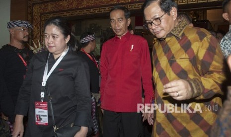 Presiden Joko Widodo (tengah) berjalan bersama Sekretaris Kabinet Pramono Anung (kanan) dan Menko Bidang Pembangunan Manusia dan Kebudayaan yang juga kader PDIP Puan Maharani (kiri) seusai pembukaan Rakernas III PDIP di Sanur, Bali, Jumat (23/2). 