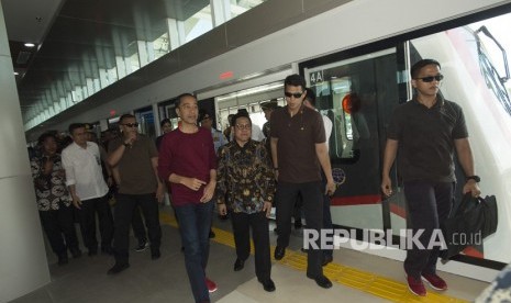 Presiden Joko Widodo (tengah) berjalan bersama tamu undangan Muhaimin Iskandar turun dari Skytrain sebelum peresmian pengoperasian kereta bandara di Bandara Soekarno-Hatta, Tangerang, Banten (2/1). 