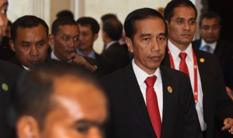 President Joko Widodo (center). 