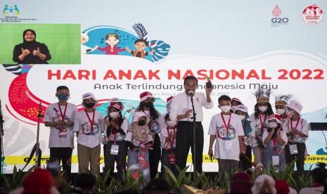 Presiden Joko Widodo (tengah) bermain sulap di hadapan anak-anak dalam puncak peringatan Hari Anak Nasional 2022 di Kebun Raya Bogor, Jawa Barat, Sabtu (23/7/2022). Kegiatan puncak peringatan Hari Anak Nasional 2022 tersebut mengangkat tema Anak Terlindungi, Indonesia Maju. 