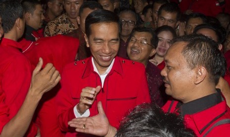 Presiden Joko Widodo (tengah) bersalaman dengan para peserta Kongres IV PDI Perjuangan seusai acara pembukaan di Hotel Inna Grand Bali Beach, Sanur, Bali, Kamis (9/4).