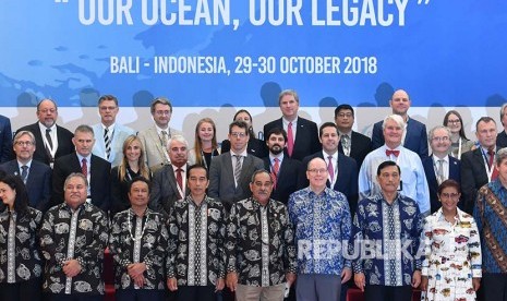 Presiden Joko Widodo (tengah) bersama anggota Non Government Organization (NGO) dari sejumlah negara mengikuti sesi foto bersama saat kegiatan Our Ocean Conference 2018 di Nusa Dua, Bali, Senin (29/10)