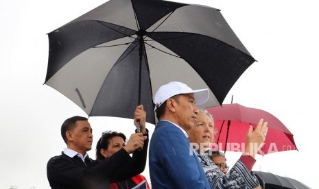 Presiden Joko Widodo (tengah) bersama Chief Executive National Capital Authority Canberra Sally Barnes (kanan) melihat pusat kota Canberra dari Mount Ainslie, Canberra, Australia, Ahad (9/2/2020).