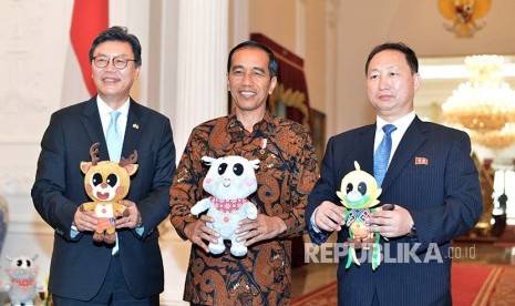 Presiden Joko Widodo (tengah) bersama Duta Besar Korea Selatan untuk Indonesia Kim Chang Beom (kiri) dan Duta Besar Korea Utara untuk Indonesia An Kwang Il membawa maskot Asian Games XVIII seusai melakukan pertemuan di Istana Merdeka, Jakarta, Senin (30/4). Presiden Joko Widodo mengapresiasi pertemuan antara Presiden Korea Selatan Moon Jae-in dengan Presiden Korea Utara Kim Jong-Un yang berdampak baik bagi perdamaian di kawasan semenanjung Korea. 