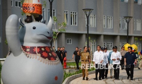 Presiden Joko Widodo (tengah) bersama Gubernur DKI Jakarta Anies Baswedan (kiri), Menteri PUPR Basuki Hadimuljono (kedua kiri), dan Ketua INASGOC Erick Thohir (kanan) meninjau kesiapan Wisma Atlet Asian Games 2018 di Kemayoran, Jakarta, Senin (26/2). Menurut Presiden Joko Widodo Wisma Atlet Asian Games 2018 sudah 99,99 persen dan siap digunakan pada Agustus mendatang. 