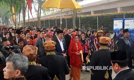 Presiden Joko Widodo (tengah) bersama Iriana Joko Widodo dan rombongan keluarganya disambut secara adat oleh keluarga besar Nasution dan Siregar (Suhut dan Anak Boru) di acara puncak adat (Mata Ni Horja) Bobby Afif Nasution dan Kahiyang Ayu Siregar di Medan, Sumatera Utara, Sabtu (25/11). 