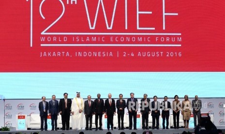 Presiden Joko Widodo (tengah) bersama kepala negara serta menteri berfoto bersama usai pembukaan World Islamic Economic Forum (WIEF) ke-12 di Balai Sidang Jakarta, Selasa (2/8).