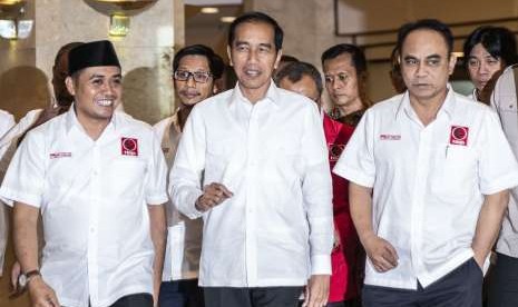 Presiden Joko Widodo (tengah) bersama Ketua Umum DPP Projo Budi Arie Setiadi (kanan) dan Sekjen DPP Projo Handoko (kiri) menghadiri Rakernas IV Projo di Jakarta, Minggu (16/9). 