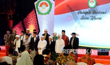  Presiden Joko Widodo (tengah) bersama Ketua Umum MUI KH Maruf Amin (ketiga kanan), Ketum PBNU KH Said Aqil Siradj (kedua kiri), Pengasuh Pondok Pesantren Al Anwar, KH Maimoen Zubair (kedua kanan) serta perwakilan Alim Ulama berfoto bersama usai Halaqah Nasional Alim Ulama di Jakarta, Kamis (13/7) malam.