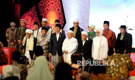 Presiden Joko Widodo (tengah) bersama Ketua Umum MUI KH Maruf Amin (ketiga kanan), Ketum PBNU KH Said Aqil Siradj (kedua kiri), Pengasuh Pondok Pesantren Al Anwar, KH Maimoen Zubair (kedua kanan) serta perwakilan Alim Ulama berfoto bersama usai Halaqah Nasional Alim Ulama di Jakarta, Kamis (13/7) malam.