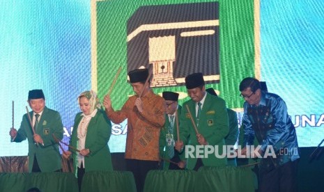  Presiden Joko Widodo menghadiri pembukaan Muktamar VIII PPP, di Asrama Haji, Jakarta, Jum'at (8/4). Republika/Rakhmawaty La'lang