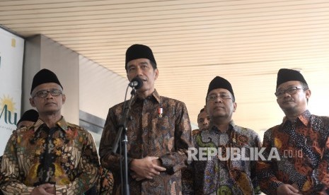 Presiden Joko Widodo (tengah) bersama Ketua Umum PP Muhammadiyah Haedar Nasir (dari kiri), Mensesneg Pratikno, dan Sekjen PP Muhammadiyah Abdul Muti mengadakan konferensi pers usai pertemuan di Gedung Pusat Dakwah PP Muhammadiyah, Jakarta, Selasa (8/11).