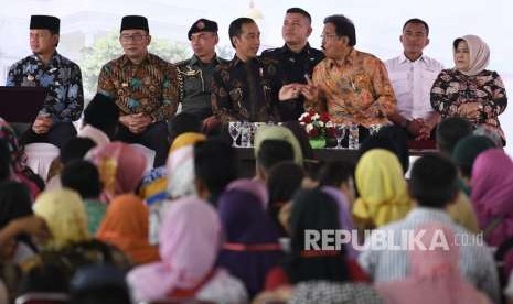 Presiden Joko Widodo (tengah) bersama Menteri Agraria dan Tata Ruang Sofyan Djalil (ketiga kanan), Gubernur Jawa Barat Ridwan Kamil (kedua kiri), Walikota Bogor Bima Arya (kiri) dan Bupati Bogor Nurhayati (kanan) menghadiri penyerahan Sertifikat Tanah Untuk Rakyat di Stadion Pakansari, Bogor, Jawa Barat, Selasa (25/9).