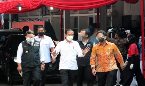 Presiden Joko Widodo (tengah) bersama Menteri Kesehatan Budi Gunadi Sadikin (kanan), Gubernur Jawa Barat Ridwan Kamil (kiri) dan Wali Kota Bogor Bima Arya (kedua kanan) berbincang saat meninjau program vaksinasi drive thru di halaman GOR Pajajaran, Kota Bogor, Jawa Barat, Jumat (19/3/2021). Presiden berharap daerah lain mampu meniru model vaksinasi drive thru di Kota Bogor. 