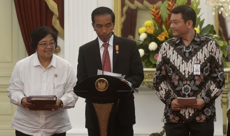 Presiden Joko Widodo (tengah) bersama Menteri LHK Siti Nurbaya (kiri) serta Kepala Badan Restorasi Gambut Nazir Foead (kanan) mengumumkan pembentukan Badan Restorasi Gambut untuk mengatasi masalah kebakaran hutan dan lahan di Istana Merdeka, Jakarta, Rabu 