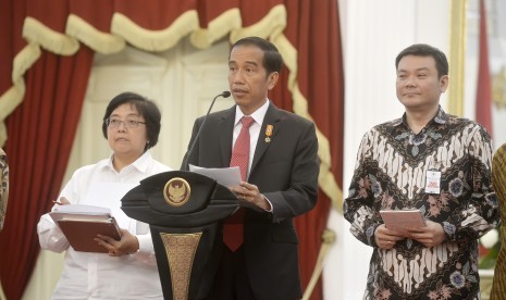 Presiden Joko Widodo (tengah) bersama Menteri LHK Siti Nurbaya (kiri) serta Kepala Badan Restorasi Gambut Nazir Foead (kanan) mengumumkan pembentukan Badan Restorasi Gambut untuk mengatasi masalah kebakaran hutan dan lahan di Istana Merdeka, Jakarta, Rabu 